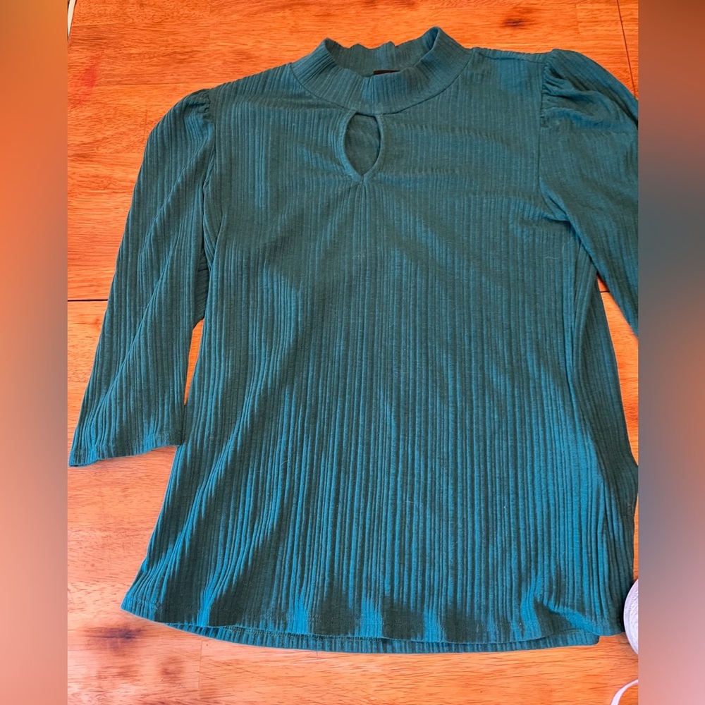 Green peek a boo shirt